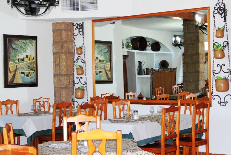 Restaurante Cuevas del Águila Arenas de San Pedro, Ávila, Valle del Tiétar sur de Gredos