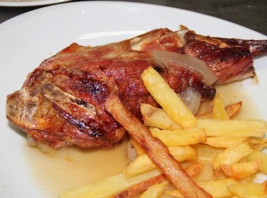 Restaurante Asador Cuevas del Águila: gastronomía de Gredos en Arenas de San Pedro