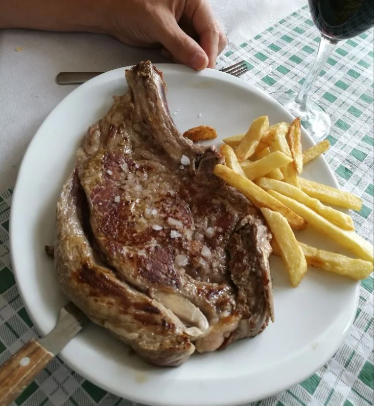 Algunas de nuestras recomendaciones, que no te puedes perder, son las migas castellanas, las patatas revolconas, los asados y por supuesto el chuletón de ternera de Ávila
