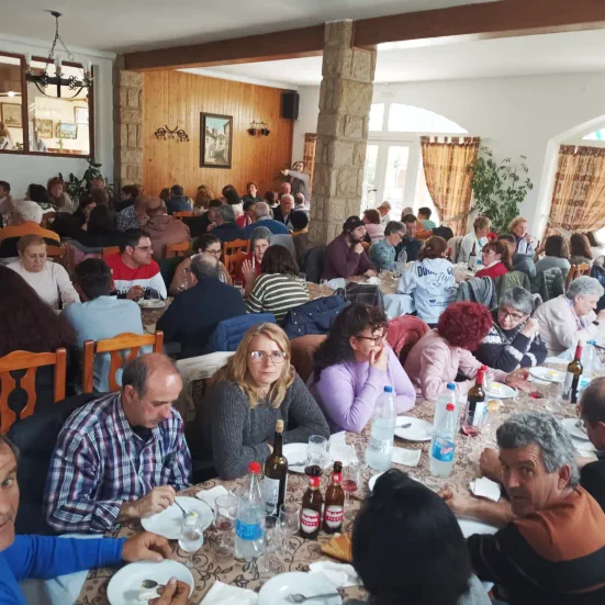 Recibimos excursiones para ver las Cuevas del Águila y pueden optar por diez tipos de menús a precios muy económicos