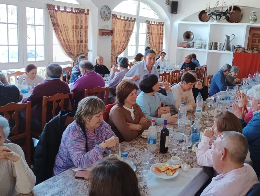 Recibimos excursiones para ver las Cuevas del Águila y pueden optar por diez tipos de menús a precios muy económicos