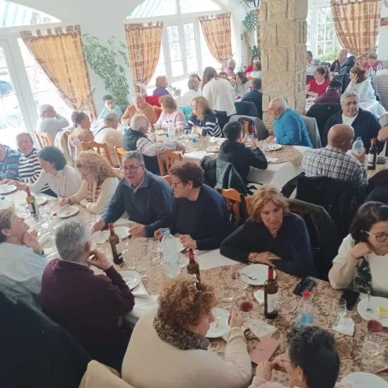 Recibimos excursiones para ver las Cuevas del Águila y pueden optar por diez tipos de menús a precios muy económicos