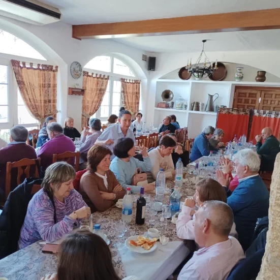 Recibimos excursiones para ver las Cuevas del Águila y pueden optar por diez tipos de menús a precios muy económicos