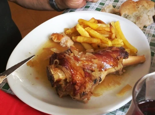 Restaurante Asador Cuevas del Águila: gastronomía de Gredos en Arenas de San Pedro