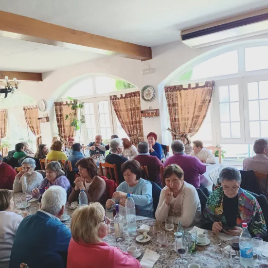 Recibimos excursiones para ver las Cuevas del Águila y pueden optar por diez tipos de menús a precios muy económicos