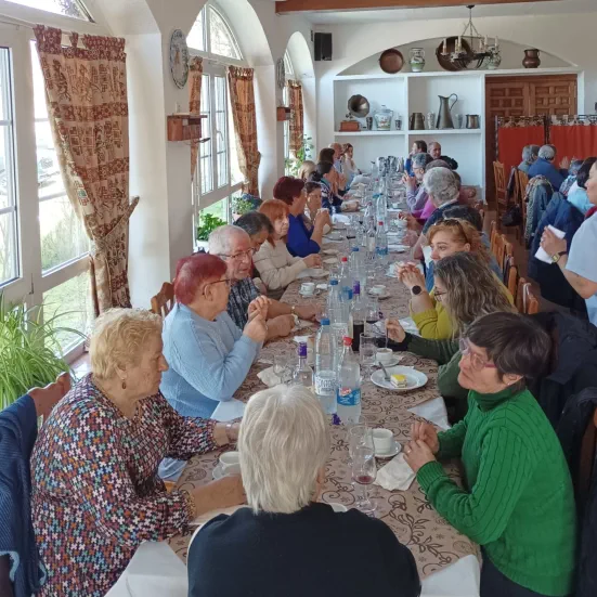 Recibimos excursiones para ver las Cuevas del Águila y pueden optar por diez tipos de menús a precios muy económicos