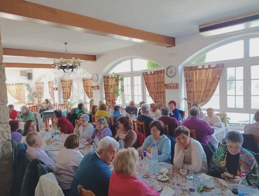 Recibimos excursiones para ver las Cuevas del Águila y pueden optar por diez tipos de menús a precios muy económicos