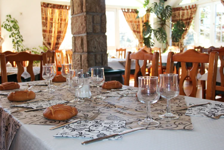Restaurante Cuevas del Águila Arenas de San Pedro, Ávila, Valle del Tiétar sur de Gredos