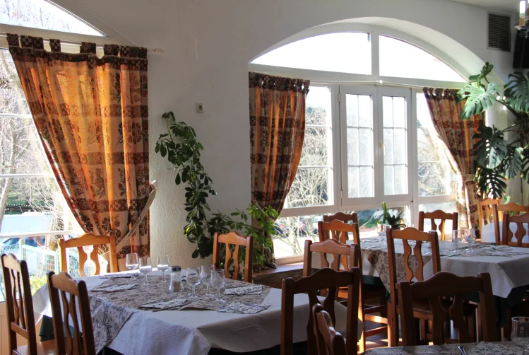 Restaurante Cuevas del Águila Arenas de San Pedro, Ávila, Valle del Tiétar sur de Gredos